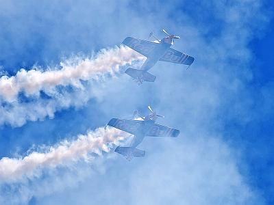 Aerobatic-Redbulls009